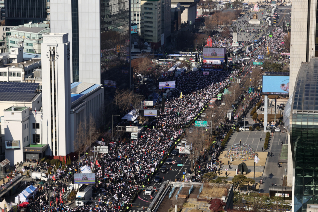 11일 오후 서울 광화문광장 인근에서 ‘윤석열 대통령 탄핵반대 국민대회’가 열리고 있다. 연합뉴스