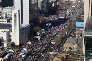 광화문에 보수단체 경찰 추산 3만 명 집결… "대중교통 이용"