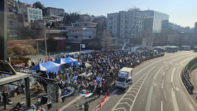 11일 오전 서울 용산구 한남동 대통령 관저 앞. 채민석 기자