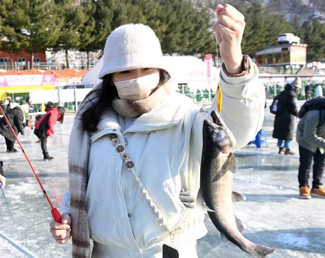 '2025 산천어축제'가 11일 개막한 가운데 축제장인 강원 화천군 화천읍 화천천 축제장을 찾은 외국인 관광객이 산천어 낚시를 하며 즐거운 시간을 보내고 있다. 연합뉴스