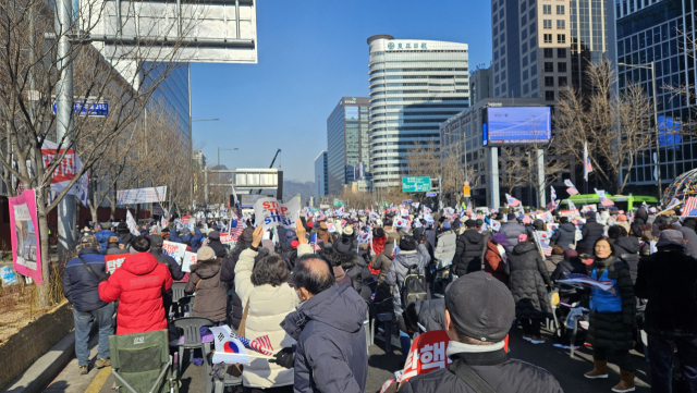 11일 오후 1시 서울 종로구 광화문광장 인근에 모인 보수단체 지지자들이 구호를 외치고 있다. 채민석 기자