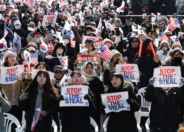 지난 11일 서울 광화문광장 인근에서 ‘윤석열 대통령 탄핵반대 국민대회’가 열리고 있다. 연합뉴스