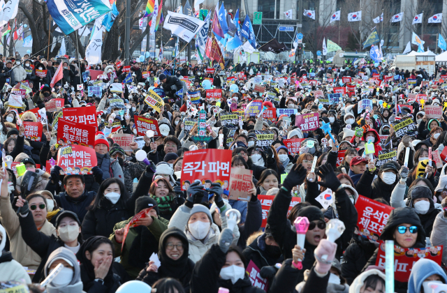 지난달 8일 서울 종로구 경복궁 인근에서 윤석열즉각퇴진·사회대개혁 비상행동 주최로 열린 촛불 집회에서 참석자들이 구호를 외치고 있다. 연합뉴스