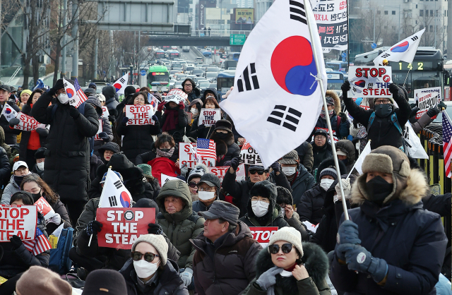 법원이 내란 우두머리(수괴) 혐의를 받는 윤석열 대통령의 체포영장을 재발부한 가운데 8일 서울 용산구 한남동 대통령 관저 인근에서 보수단체 회원들이 윤석열 대통령 지지·응원 집회를 하고 있다. 뉴스 1