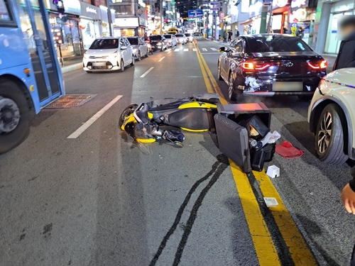 음주운전 차량의 오토바이 추돌 사고 현장. 사진 제공 = 부산경찰청