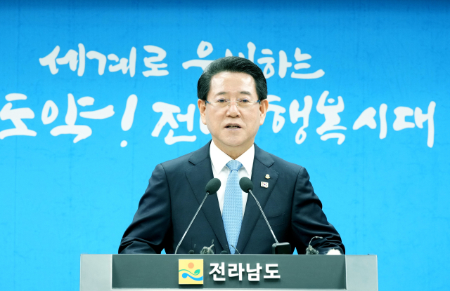 김영록 전라남도지사가 지난해 12월 26일 전남도청 브리핑룸에서 2024년 송년 기자간담회를 갖고 2024년도 주요 성과와 2025년도 도정방향에 대해 발표하고 있다. 김 지사는 이날 조기 대선시 호남주자으로서의 역할에 대한 기자들의 질문에 “고심해보겠다”고 여운을 남겼다. 사진 제공=전라남도