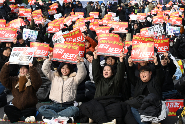 한국노동조합총연맹을 비롯한 정권 퇴진 촉구 집회 참가자들이 12일 서울 용산구 대통령 관저 인근 도로에서 정권 퇴진 촉구 구호를 외치고 있다. 조태형 기자 2025.01.12