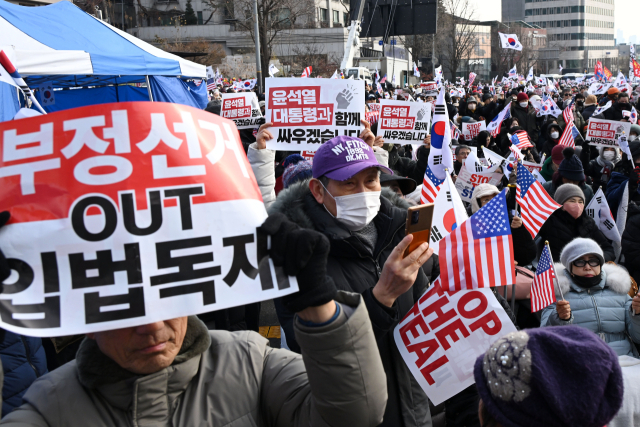 신자유연대를 비롯한 윤석열 대통령 탄핵 기각 촉구 집회 참가자들이 12일 서울 용산구 대통령 관저 인근 도로에서 탄핵 기각 촉구 구호를 외치고 있다. 조태형 기자 2025.01.12