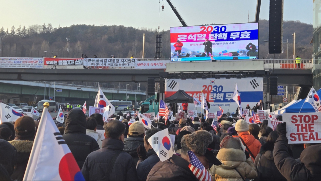 12일 서울 용산구 한남동 대통령 관저 인근에서 보수 단체 지지자들이 집회를 열고 있다. 이승령 기자