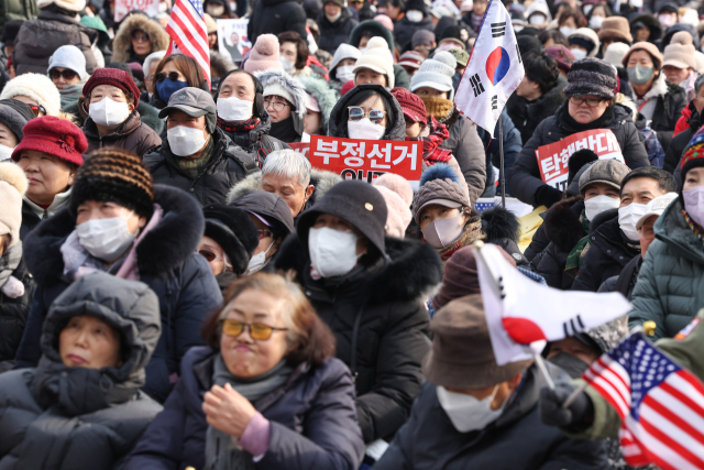 좌우로 찢긴 한국사회…국가 신용등급도 하락 우려