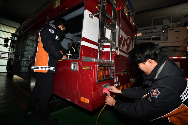 8일 오전 경북 포항북부소방서 119대원들이 출동 전 펌프차량에 장착된 배관 히팅 시스템을 점검하고 있다. 뉴스1