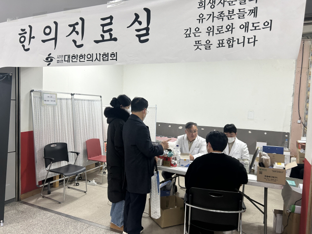 지난 9일 무안국제공항 1층 대합실 한편에 마련된 의료지원 센터에서 조옥현(왼쪽) 전남도의원이 현장을 찾는 유가족 등을 대상으로 진료 상담을 하고 있다. 무안=박지훈 기자 jhp9900@sedaily.com