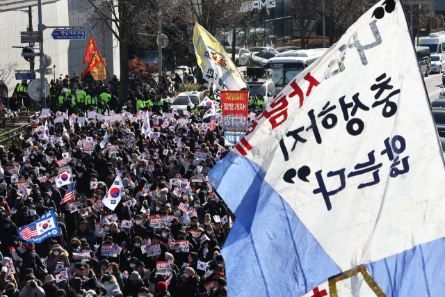 지난달 31일 서울 용산구 한남동 대통령 관저 인근에서 윤 대통령 지지자들이 탄핵 반대, 주사파 척결 등을 요구하며 시위하고 있다. 연합뉴스