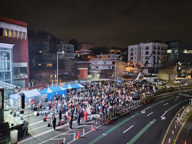 13일 오전 6시 30분께 서울 용산구 한남동 한강진역 인근에서 윤석열 대통령 탄핵 반대 집회가 열리고 있다. 박민주 기자