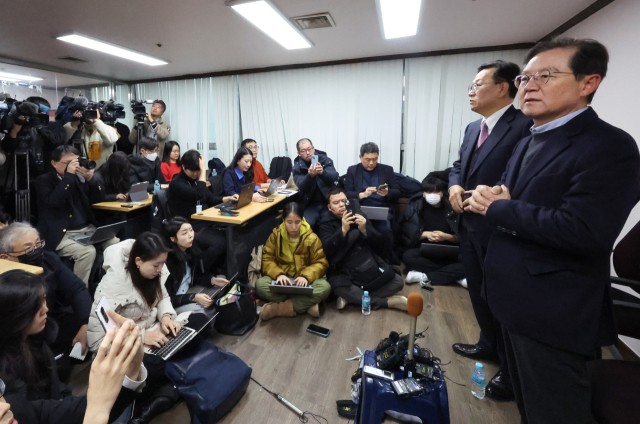 윤갑근(오른쪽), 석동현 변호사등 윤석열 대통령 대리인단이 9일 오후 서울 서초구 석동현 변호사 사무실에서 외신기자 대상 기자회견을 하고 있다.