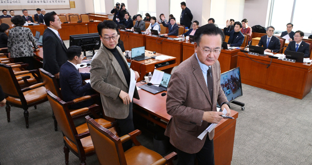 유상범 국회 법제사법위원회 간사를 비롯한 여당 의원들이 13일 국회에서 열린 법사위 전체회의에서 ‘내란 특검법’ 표결 직전 회의장에서 퇴장하고 있다. 오승현 기자