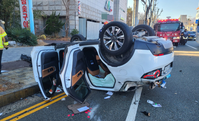 13일 오전 9시께 울산 남구의 한 도로에서 4중 추돌사고가 발생, 차량 1대가 뒤집혀져 있다. 사진제공=울산경찰청