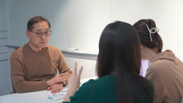 이소영 대표와 회의하고 있는 김인호 한국앙코르커리어 멘토. 정예지 기자