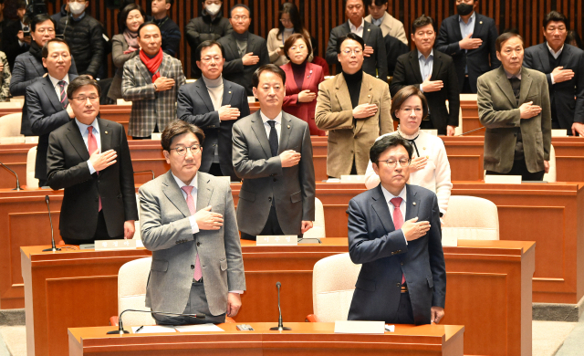 권성동(앞줄 왼쪽) 원내대표를 비롯한 국민의힘 의원들이 13일 국회에서 열린 의원총회에서 국민의례를 하고 있다. 오승현 기자