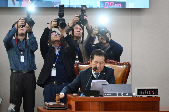 정청래 국회 법제사법위원회 위원장이 13일 국회에서 열린 법사위 전체회의에서 '윤석열 정부의 내란·외환 행위의 진상규명을 위한 특별검사 임명 등에 관한 법률안(내란 특검법)' 가결을 선포하며 의사봉을 두드리고 있다. 여당 의원들은 야당에 반발하며 법안 표결 직전 회의장에서 퇴장했다. 오승현 기자