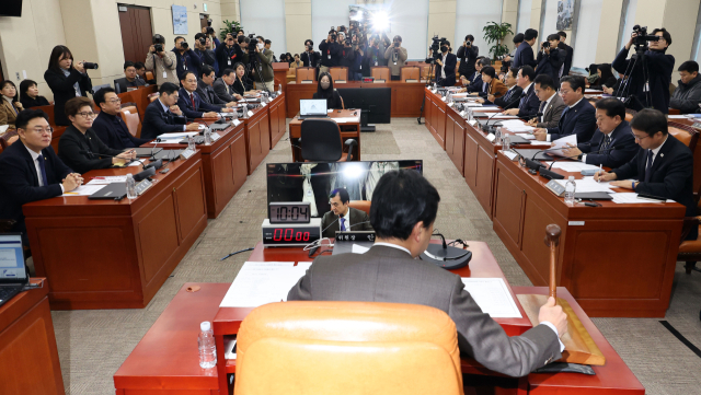 7일 오전 서울 여의도 국회에서 열린 윤석열 정부의 비상계엄 선포를 통한 내란 혐의 진상규명 국정조사특별위원회 회의에서 안규백 위원장이 의사봉을 두드리고 있다. 연합뉴스