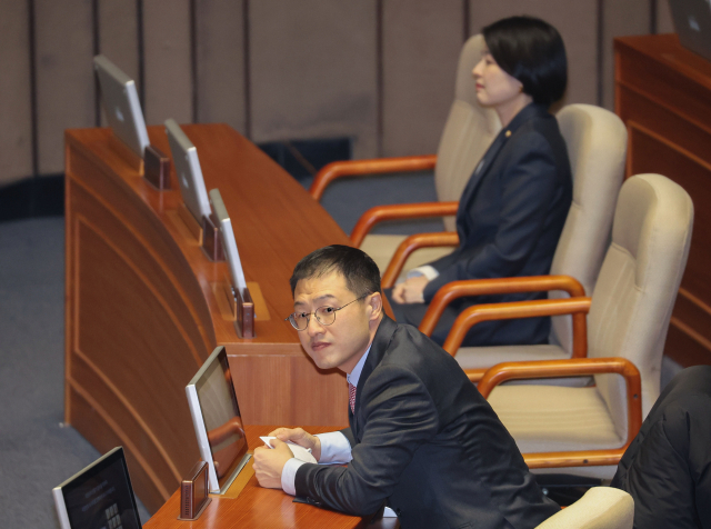 김상욱 국민의힘 의원이 9일 오후 '윤석열 대통령 위헌적 비상계엄 선포 내란혐의 및 제주항공 여객기 참사 진상규명'과 관련 긴급현안질의를 위한 본회의에 참석해 있다. 연합뉴스