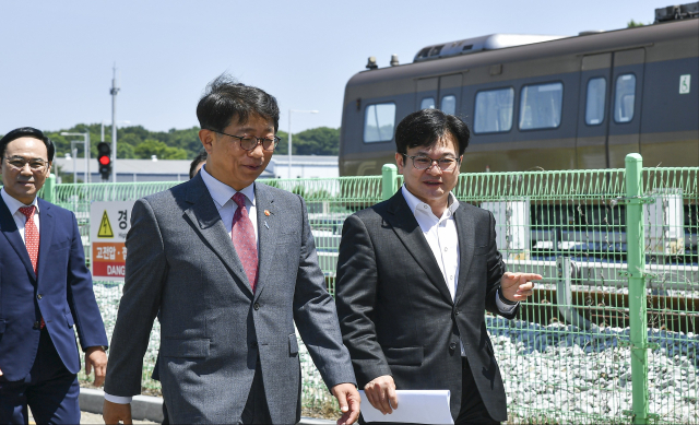 박상우 국토교통부 장관(왼쪽)과 김병수 김포시장이 대화를 나누고 있다. 사진 제공=김포시