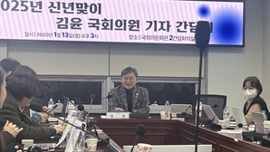 김윤 민주당 의원 "의료개혁, 국회로 중심 옮겨야… 내년 의대정원, 법으로 정하자"