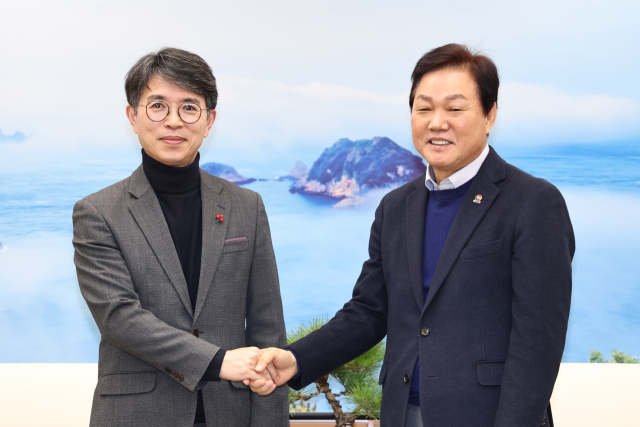 박완수(오른쪽) 경남도지사가 13일 경남도청을 찾은 김완섭 환경부 장관을 만나 환경 현안을 공유한 뒤 기념 사진을 찍고 있다. 사진 제공=경남도