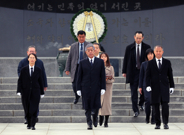 이와야 다케시 일본 외무상이 13일 서울 동작구 국립현충원을 찾아 참배한 뒤 이동하고 있다. 연합뉴스