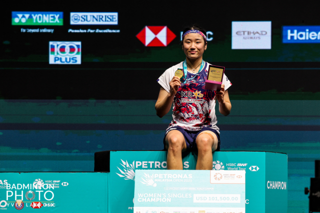 안세영이 세계배드민턴연맹(BWF) 말레이시아오픈(슈퍼1000) 여자 단식에서 금메달을 차지한 이후 시상대에서 금메달을 들어 보이고 있다. 사진 제공=대한배드민턴협회