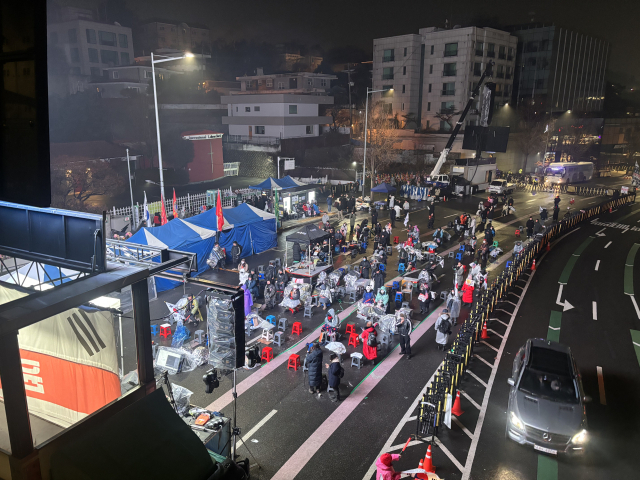 14일 오전 6시 30분께 서울 용산구 한남동 대통령 관저 인근에서 보수단체 집회가 열리고 있다. 장형임기자