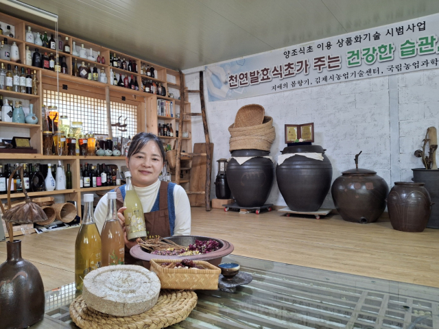 지애 지애의 봄향기 대표가 직접 빚은 전통주들 소개하고 있다. 이경운 기자