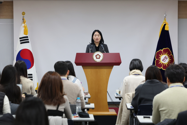 윤석열 대통령의 탄핵심판 첫 변론기일인 14일 서울 종로구 헌법재판소에서 천재현 헌법재판소 공보관이 브리핑하고 있다. 연합뉴스