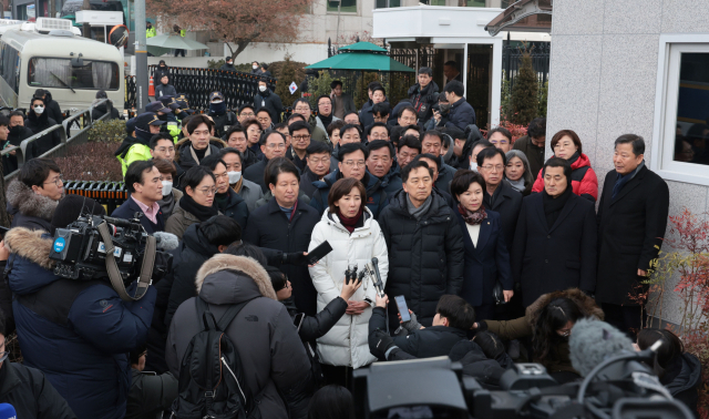 국민의힘 나경원 의원을 비롯한 의원들이 6일 오후 서울 용산구 대통령 관저 앞에서 입장발표를 하고 있다. 연합뉴스