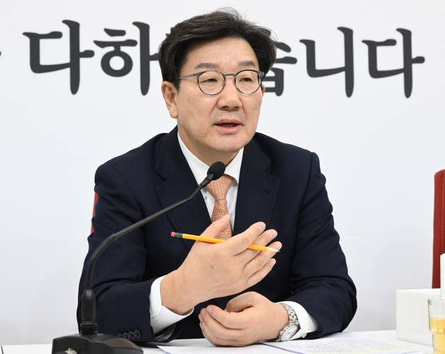 권성동 국민의힘 원내대표가 14일 국회에서 현안 기자 간담회를 하고 있다. 권 원내대표는 “위헌적 요소를 제거한 자체적인 ‘비상계엄 특검법’을 발의하겠다”고 밝혔다. 오승현 기자