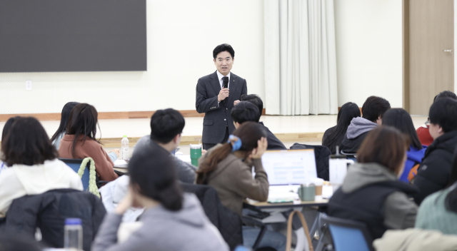 김대중 전남도교육감이 14일 전남도교육청교육연수원을 방문하고 직무연수 과정에 참여하고 있는 교원들에게 인사말을 전하고 있다. 사진 제공=전남도교육청