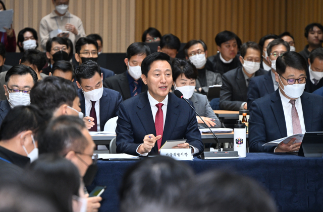 오세훈 서울시장이 14일 서울시청 대회의실에서 열린 ‘규제 풀어 민생 살리기 대토론회’에서 시민의 의견에 답하고 있다. 사진 제공=서울시