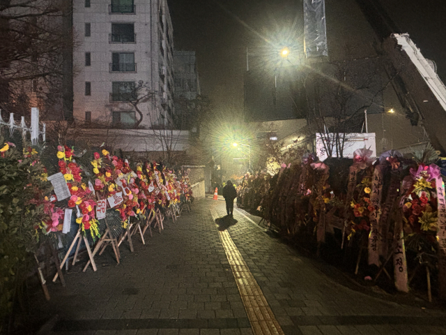 16일 새벽 한남동 대통령 관저 인근에 탄핵 반대 집회의 근조화환이 늘어서 있다. 장형임기자