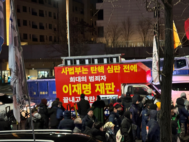 15일 새벽 한 보수단체 지지자가 이재명 더불어민주당 대표를 비판하는 내용을 적은 트럭을 몰고 한남동 일대를 돌아다니고 있다. 정다은 기자