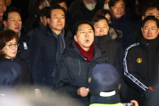 김기현 국민의힘 의원이 15일 새벽 한남동 대통령 관저 앞에서 경찰과 공수처의 윤석열 대통령 체포영장 집행에 항의하는 긴급 현장성명을 낭독하고 있다. 연합뉴스