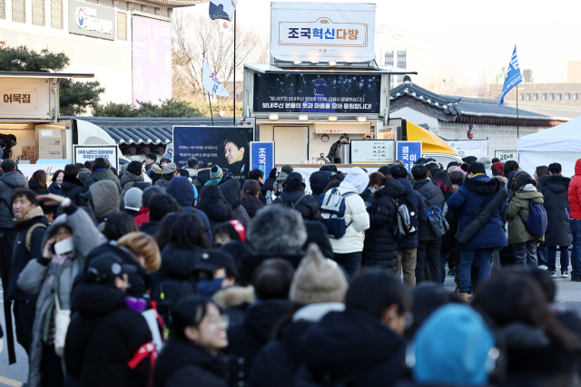 윤석열 즉각퇴진 사회대개혁 비상행동, 6차 시민대행진이 진행된 11일 서울 경복궁역 인근에 조국 전 조국혁신당 대표가 받은 영치금으로 운영되는 커피트럭에 시민들이 줄 서 있다. 연합뉴스