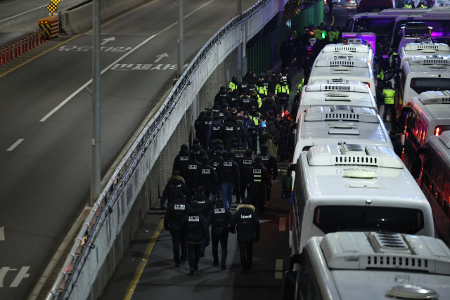 고위공직자범죄수사처(공수처)가 윤석열 대통령 2차 체포영장 집행에 나선 15일 오전 서울 용산구 대통령 관저 입구로 경찰들이 이동하고 있다. 뉴스1