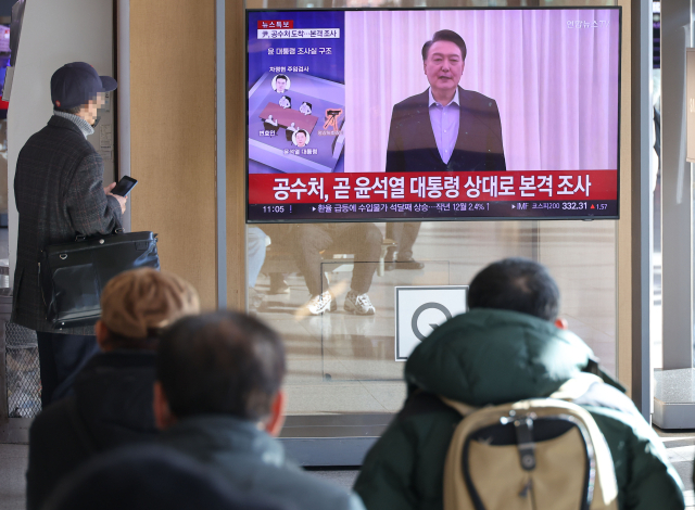 고위공직자범죄수사처(공수처)와 경찰이 윤석열 대통령에 대한 2차 체포영장 집행에 나선 15일 오전 서울역에서 시민들이 관련 뉴스를 보고 있다. 연합뉴스