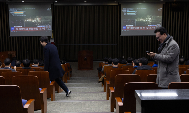 (서울=뉴스1) 이재명 기자 = 더불어민주당 의원들이 15일 서울 여의도 국회에서 열린 비상의총에서 공수처의 윤석열 대통령 체포영장 집행 뉴스 생중계를 살펴보고 있다. 2025.1.15/뉴스1