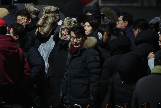 고위공직자범죄수사처(공수처)가 윤석열 대통령 2차 체포영장 집행에 나설 것으로 전망되는 가운데 15일 오전 서울 용산구 한남동 대통령 관저 앞에 윤상현 국민의힘 의원을 비롯한 당직자들이 집결해 있다. 뉴스1