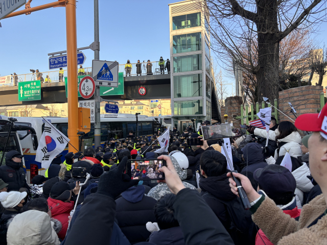 [르포] 尹 출석협의 소식에 한남동 일대 술렁… 보수 '통곡', 진보 '환호'