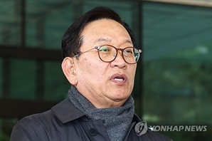 [속보] 尹측 석동현 "오전 안에는 공수처 도착 예상"