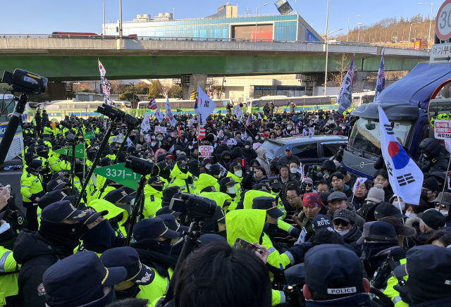 15일 오전 서울 용산구 한남동 관저 인근에서 윤석열 대통령 지지자들이 체포영장 집행에 반대하며 경찰과 대치하고 있다. 뉴스1