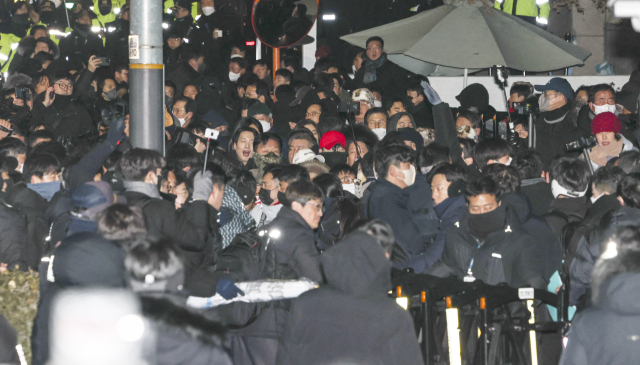 "경찰차가 밀어서 심정지"? 관저 앞 중년 여성 부상에 퍼진 '가짜뉴스' 주의보